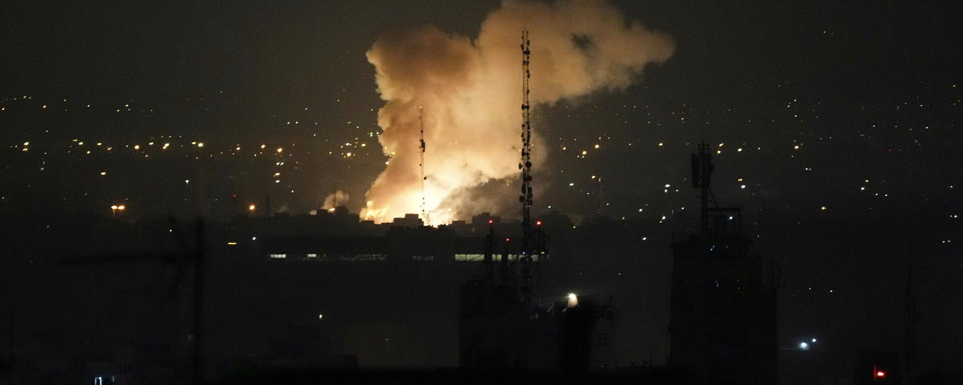 Ataque de Israel contra Teerã, no Irã, levanta cortina de fumaça e fogo, em 13 de junho de 2025 - Sputnik Brasil, 1920, 13.06.2025