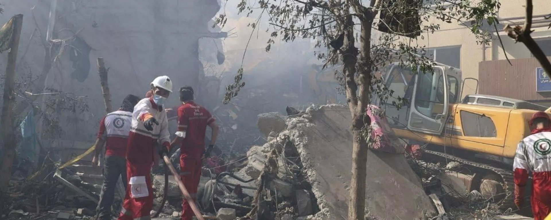 Equipes de resgate trabalham no local de uma explosão após ataque israelense em Teerã. Irã, 13 de junho de 2025 - Sputnik Brasil, 1920, 13.06.2025
