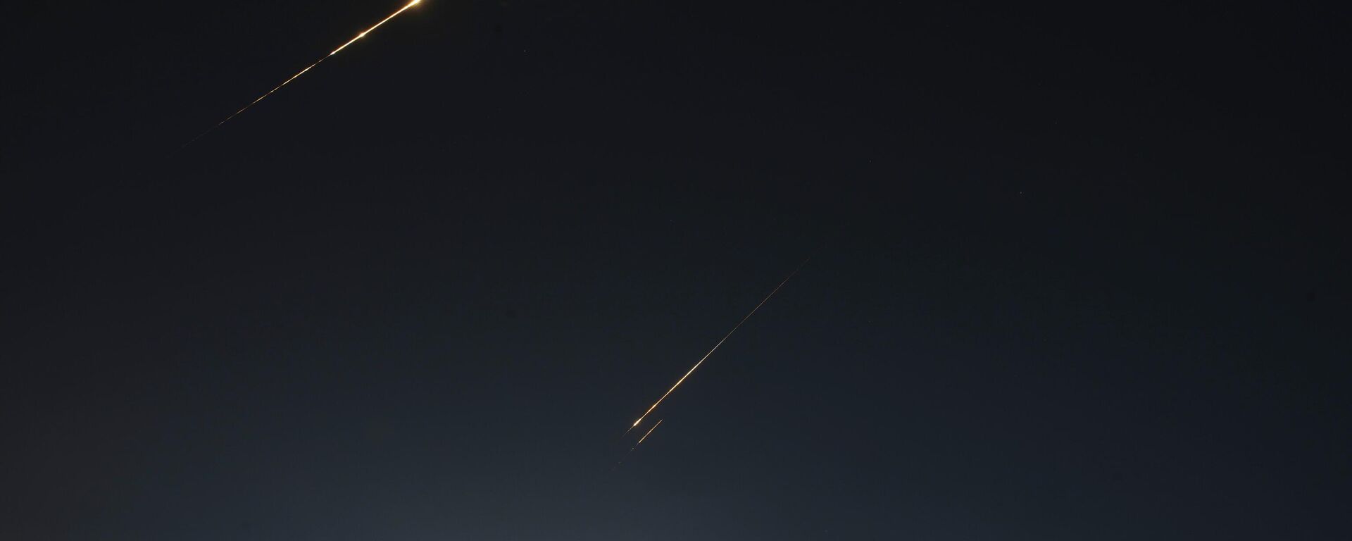 Rastros de mísseis são vistos sobre Jerusalém durante um alerta de ataque em resposta à ofensiva israelense contra Teerã. Israel, 13 de junho de 2025 - Sputnik Brasil, 1920, 13.06.2025