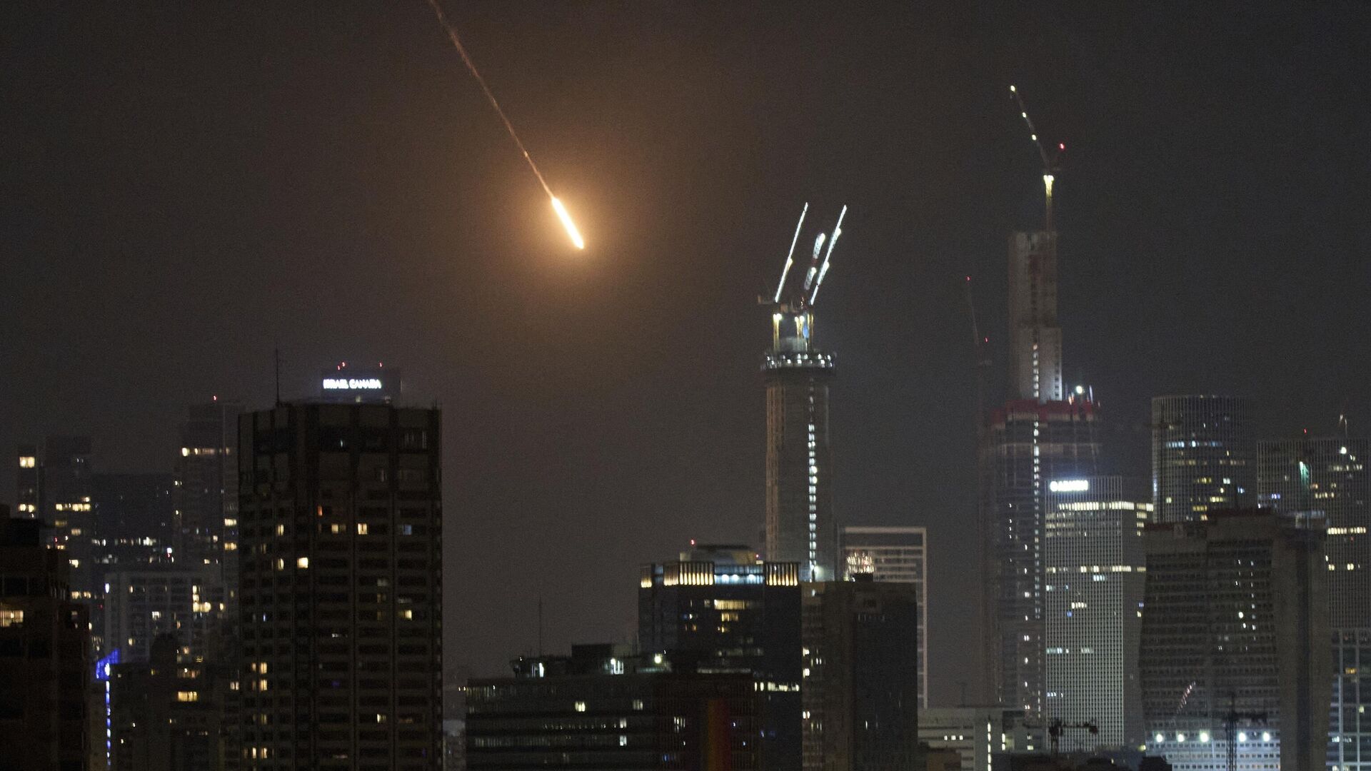 Mísseis são vistos nos céus de Tel Aviv após ataque de retaliação do Irã. Israel, 14 de junho de 2025 - Sputnik Brasil, 1920, 15.06.2025