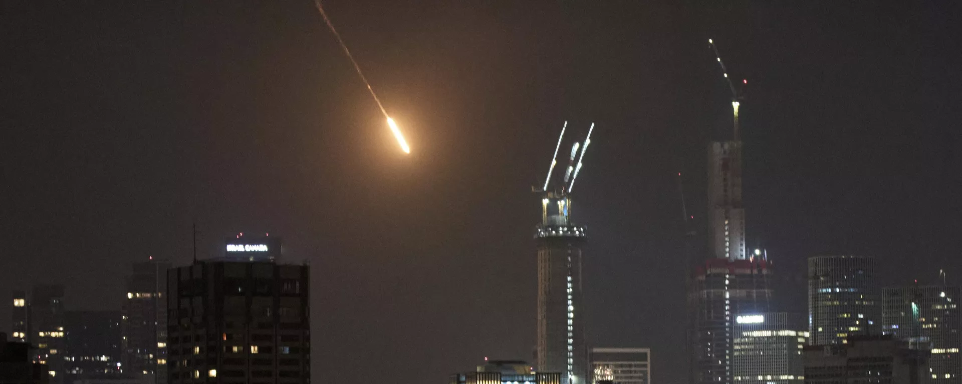 Míssil cruza os céus de Tel Aviv após ataque de retaliação do Irã. Israel, 14 de junho de 2025 - Sputnik Brasil, 1920, 17.06.2025