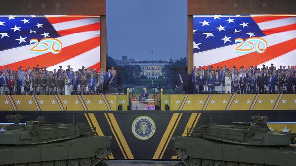 Presidente Donald Trump discursa durante um desfile militar em comemoração aos 250 anos do Exército. Washington, 14 de junho de 2025 - Sputnik Brasil