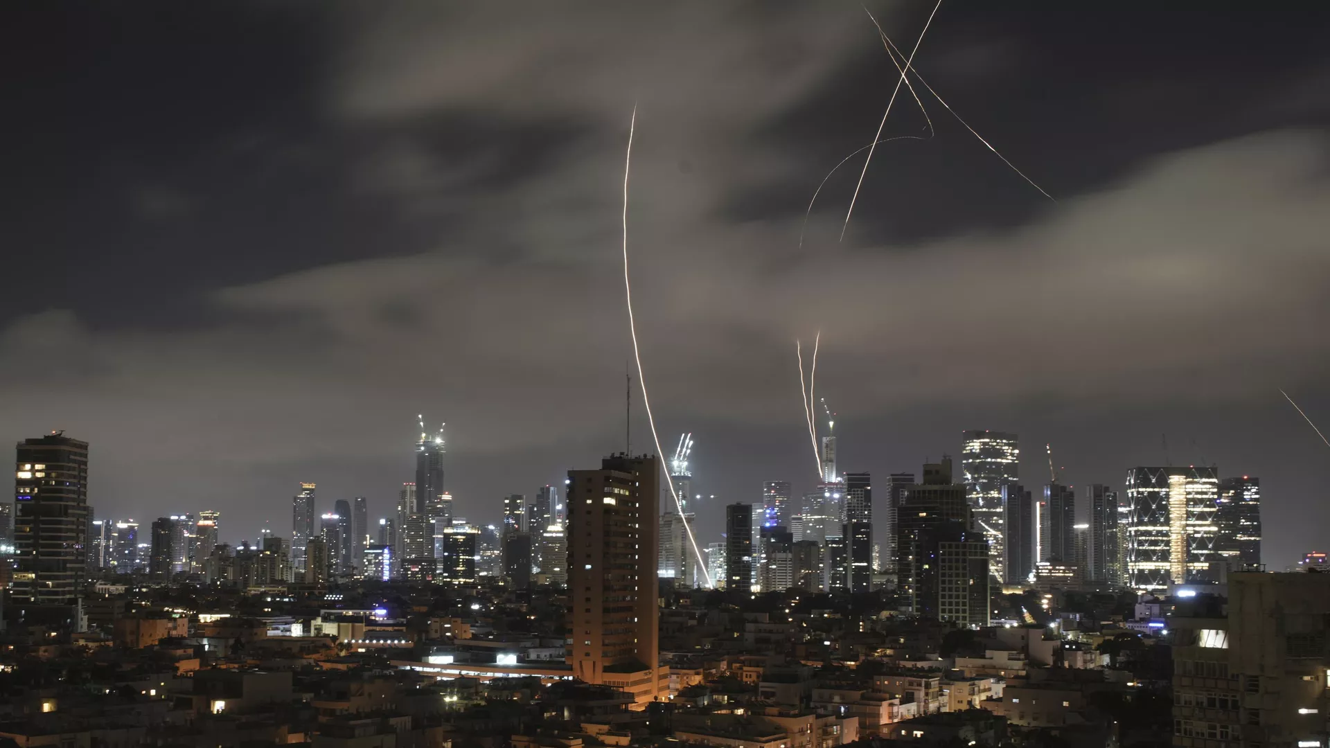 Defesa aérea israelense Domo de Ferro tenta interceptar mísseis iranianos sobre Tel Aviv, 15 de junho de 2025 - Sputnik Brasil, 1920, 15.06.2025