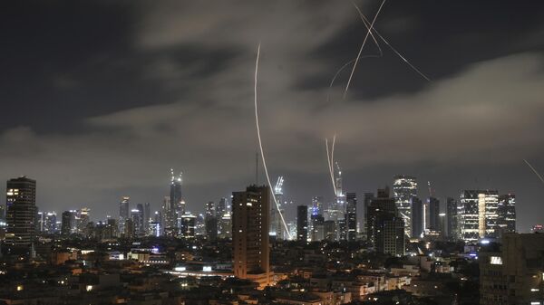 Defesa aérea israelense Domo de Ferro tenta interceptar mísseis iranianos sobre Tel Aviv, 15 de junho de 2025 - Sputnik Brasil