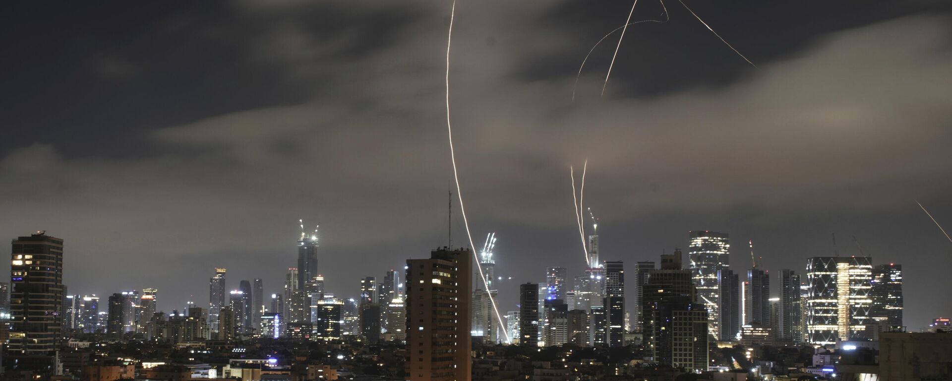 Defesa aérea israelense Domo de Ferro tenta interceptar mísseis iranianos sobre Tel Aviv, 15 de junho de 2025 - Sputnik Brasil, 1920, 14.06.2025