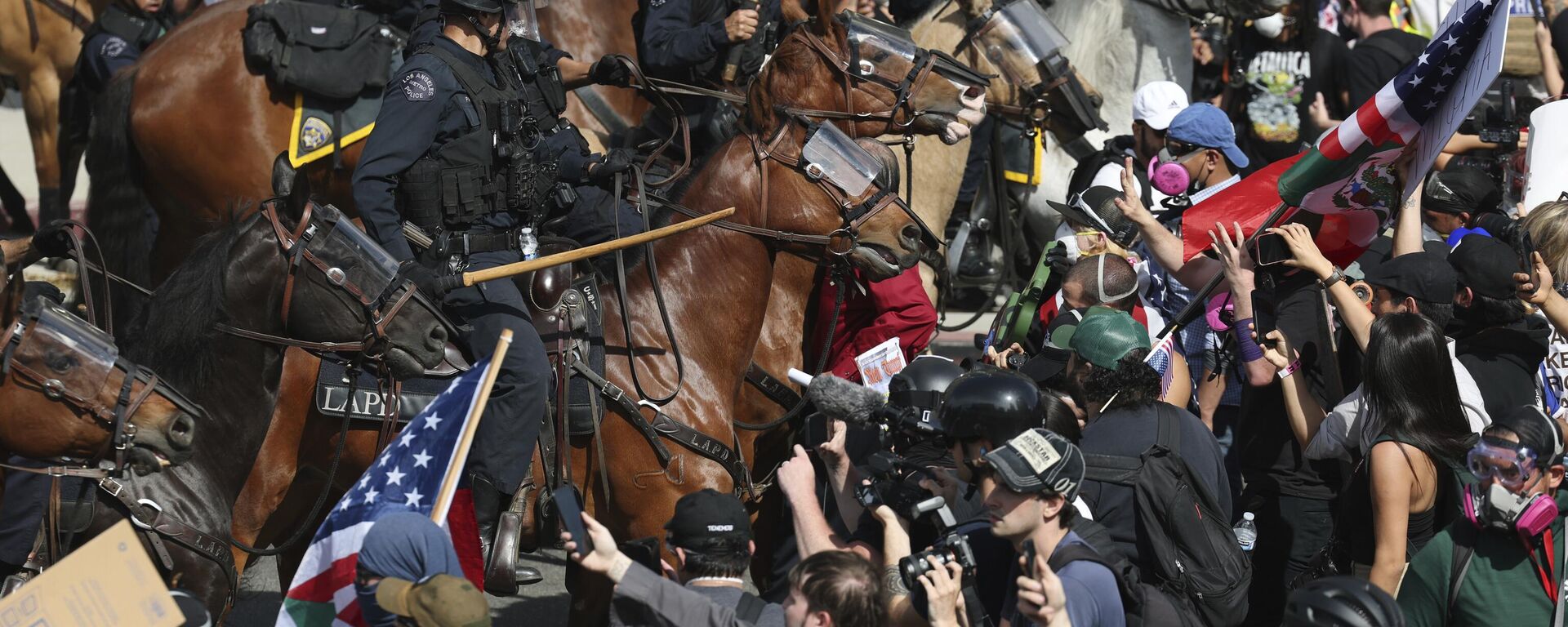 Manifestantes enfrentam policiais a cavalo durante um protesto em Los Angeles, 14 de junho de 2025 - Sputnik Brasil, 1920, 15.06.2025