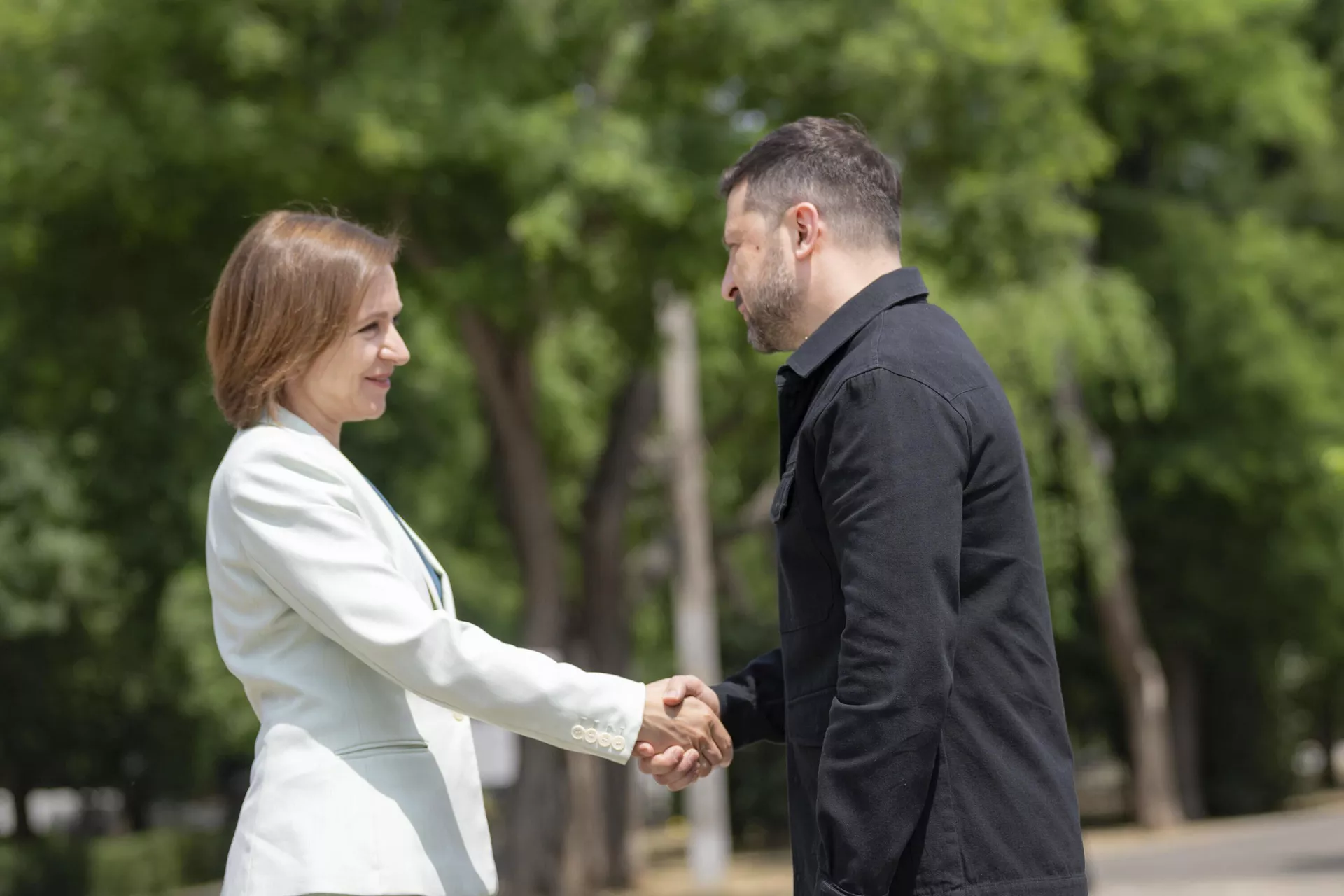 Vladimir Zelensky, à direita, recebe a presidente da Moldávia, Maia Sandu, durante a Cúpula Ucrânia-Sudeste Europeu em Odesa, Ucrânia, 11 de junho de 2025 - Sputnik Brasil, 1920, 15.06.2025