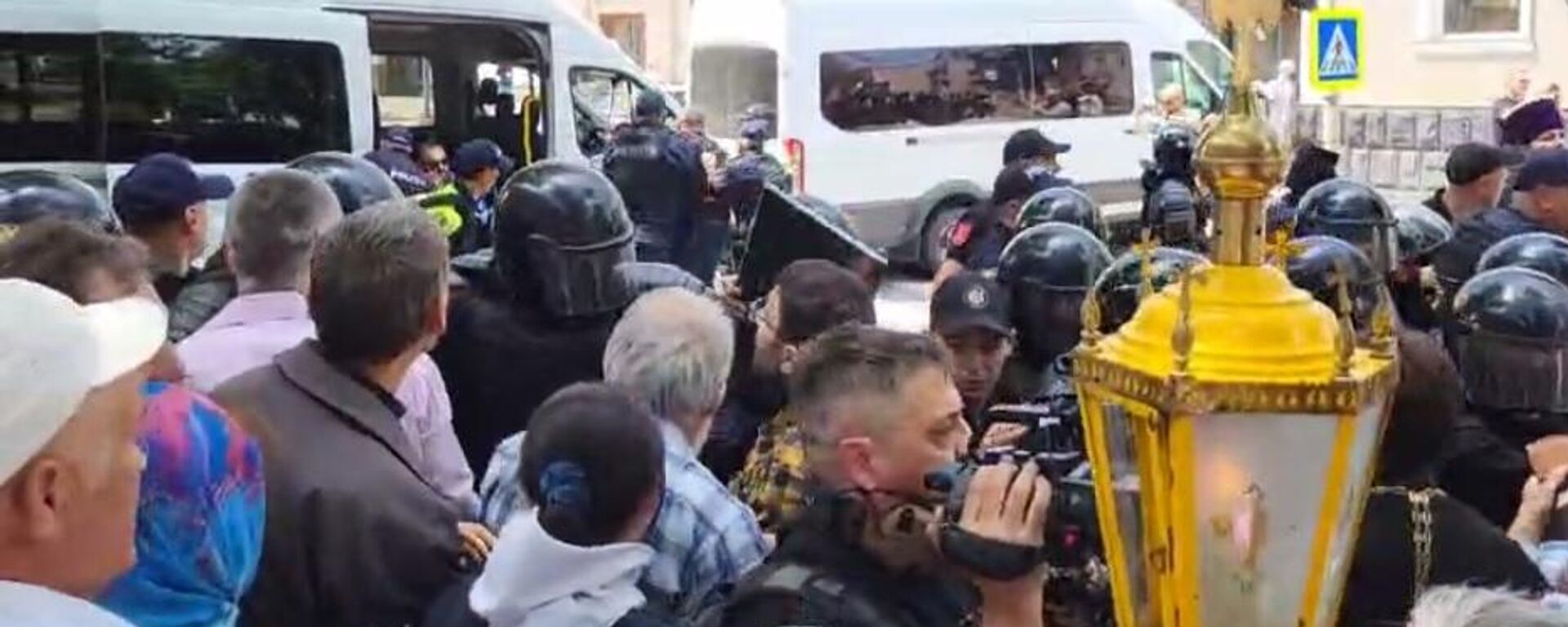 Polícia e manifestantes a favor dos direitos tradicionais se chocam em Chinisau, Moldávia, em 15 de junho de 2025 Polícia e manifestantes a favor dos direitos tradicionais se chocam em Chinisau, Moldávia, em 15 de junho de 2025 - Sputnik Brasil, 1920, 15.06.2025