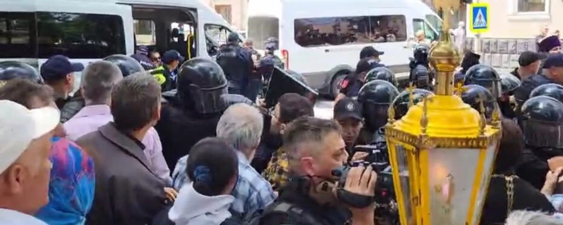 Polícia e manifestantes a favor dos direitos tradicionais se chocam em Chinisau, Moldávia, em 15 de junho de 2025 - Sputnik Brasil, 1920, 15.06.2025