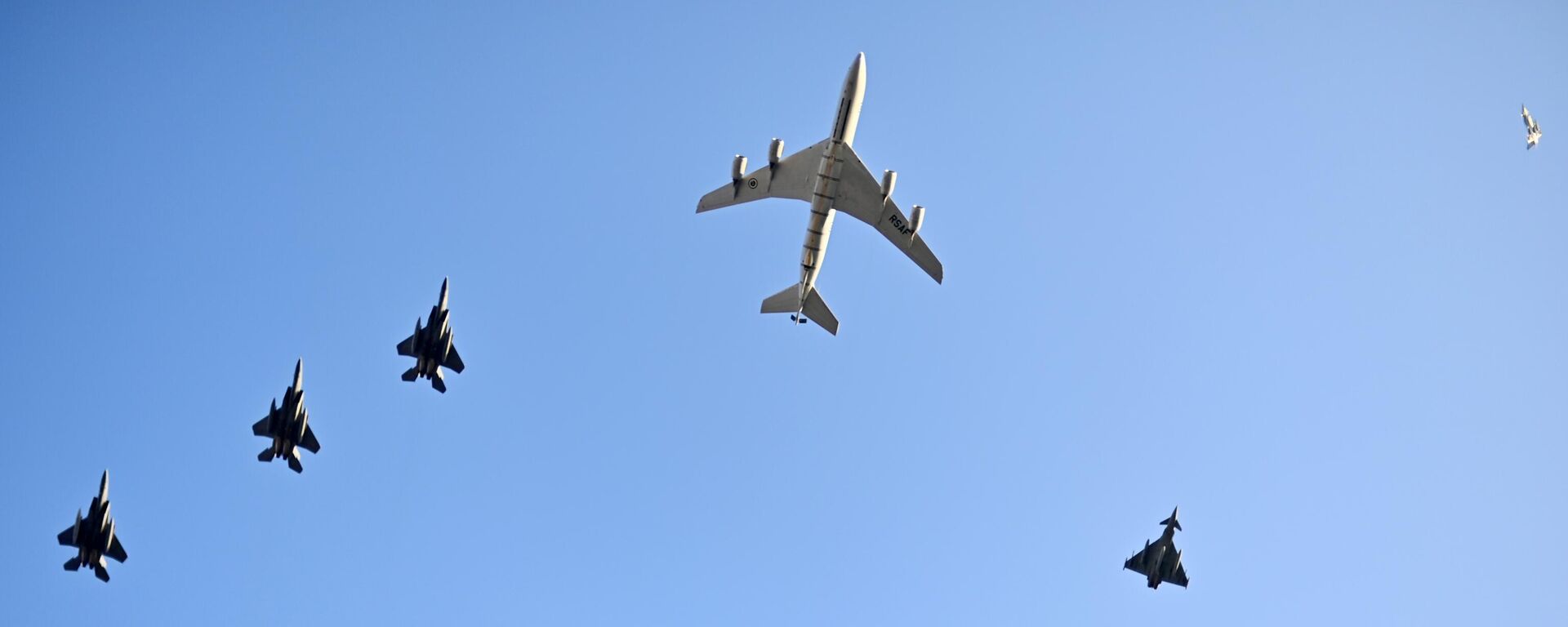 Um Boeing KC-707 lidera os F-15SA Strike Eagles e os Eurofighter Typhoons da Força Aérea Real Saudita durante os treinos em Jidá, Arábia Saudita, 18 de abril de 2025 - Sputnik Brasil, 1920, 16.06.2025