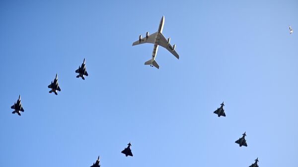 Um Boeing KC-707 lidera os F-15SA Strike Eagles e os Eurofighter Typhoons da Força Aérea Real Saudita durante os treinos em Jidá, Arábia Saudita, 18 de abril de 2025 - Sputnik Brasil