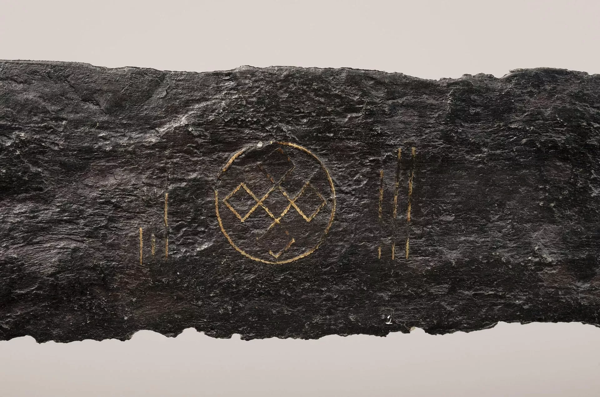 Símbolo da lealdade eterna em espada medieval descoberta nos Países Baixos - Sputnik Brasil, 1920, 16.06.2025