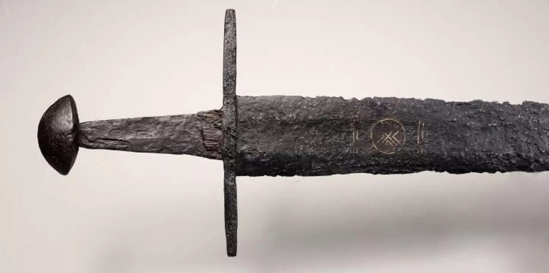 Símbolo da lealdade eterna em espada medieval descoberta nos Países Baixos - Sputnik Brasil, 1920, 16.06.2025