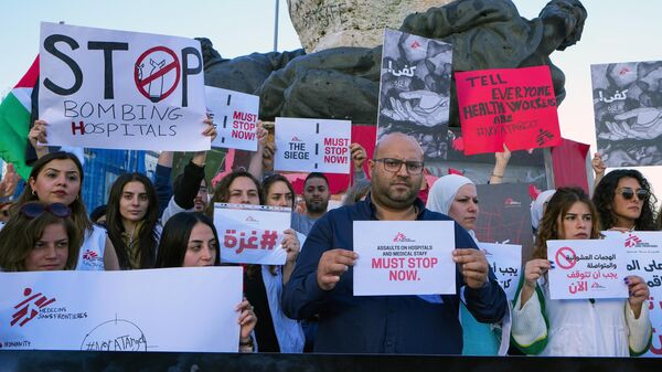 Membros do grupo humanitário internacional Médicos Sem Fronteiras seguram cartazes durante um protesto pedindo o fim da guerra em Gaza e um cessar-fogo imediato, na Praça dos Mártires, no centro de Beirute, Líbano, 4 de dezembro de 2023 - Sputnik Brasil