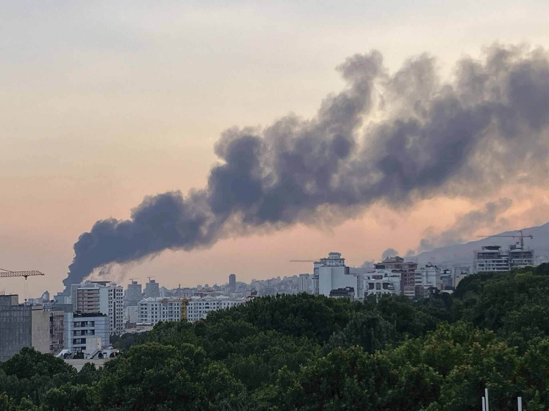 Fumaça sobe do prédio da televisão estatal do Irã após um ataque israelense em Teerã, Irã, na segunda-feira, 16 de junho de 2025.
Fumaça sobe do prédio da televisão estatal do Irã após um ataque israelense em Teerã, Irã, na segunda-feira, 16 de junho de 2025.
