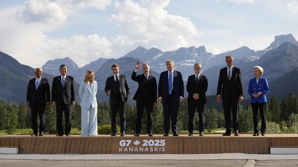 Da esquerda para a direita: o presidente do Conselho Europeu, Antonio Costa, o primeiro-ministro do Japão, Shigeru Ishiba, a primeira-ministra da Itália, Giorgia Meloni, o presidente da França, Emmanuel Macron, o primeiro-ministro do Canadá, Mark Carney, o presidente dos Estados Unidos, Donald Trump, o primeiro-ministro britânico, Keir Starmer, o chanceler alemão, Friedrich Merz, e a presidente da Comissão Europeia, Ursula von der Leyen. Foto tirada em 16 de junho de 2025, em Alberta, no Canadá - Sputnik Brasil