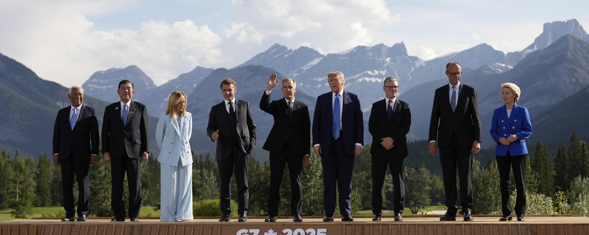 Da esquerda para a direita: o presidente do Conselho Europeu, António Costa; o primeiro-ministro do Japão, Shigeru Ishiba; a primeira-ministra da Itália, Giorgia Meloni; o presidente da França, Emmanuel Macron; o primeiro-ministro do Canadá, Mark Carney; o presidente dos Estados Unidos, Donald Trump; o primeiro-ministro britânico, Keir Starmer; o chanceler alemão, Friedrich Merz; e a presidente da Comissão Europeia, Ursula von der Leyen. Alberta, Canadá, 16 de junho de 2025 - Sputnik Brasil, 1920, 18.06.2025