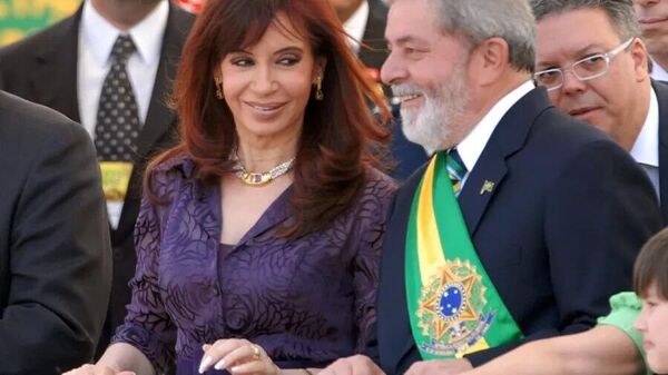 Lula e Cristina Kirchner durante evento - Sputnik Brasil