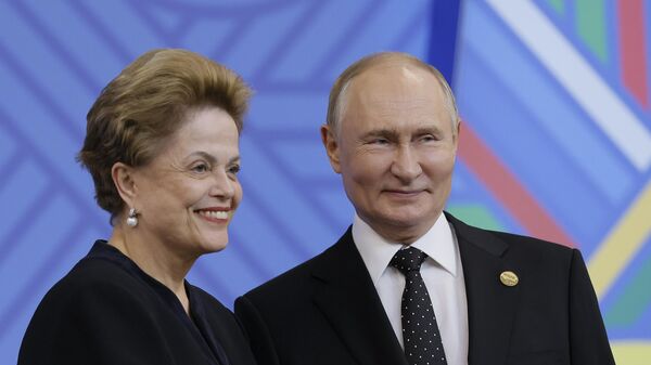 Vladimir Putin e Dilma Rousseff participam de uma cerimônia oficial de boas-vindas aos chefes das delegações na cúpula do BRICS em Kazan. Rússia, 23 de outubro de 2024 - Sputnik Brasil