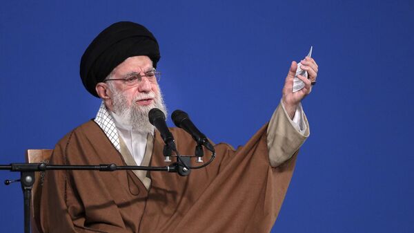 Ali Khamenei fala a um grupo de pessoas e autoridades em Teerã. Irã, 21 de março de 2025 - Sputnik Brasil