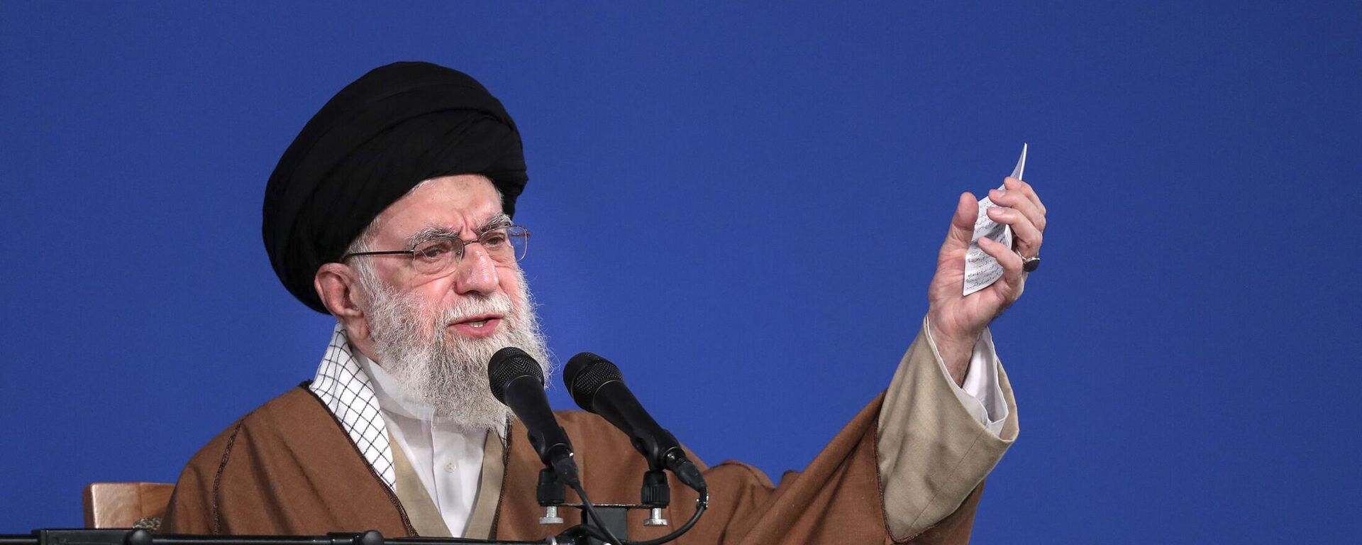 Ali Khamenei fala a um grupo de pessoas e autoridades em Teerã. Irã, 21 de março de 2025 - Sputnik Brasil, 1920, 20.07.2025
