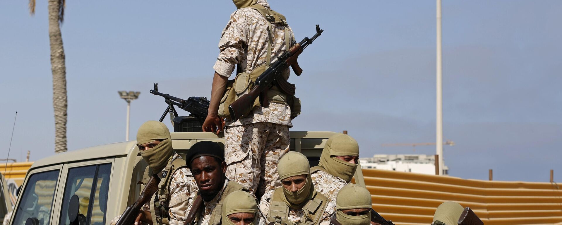 Forças leais a Abdul Hamid Dabaib, um dos dois primeiros-ministros rivais da Líbia, protegem as ruas da capital, Trípoli, na terça-feira, 17 de maio de 2022 - Sputnik Brasil, 1920, 19.06.2025