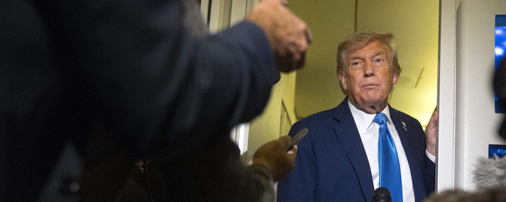 Donald Trump, presidente dos EUA, fala com repórteres a bordo do Air Force One, avião da Casa Branca, a caminho de Calgary, Canadá. Base aérea Andrews, Maryland, EUA, 16 de junho de 2025 - Sputnik Brasil, 1920, 18.07.2025