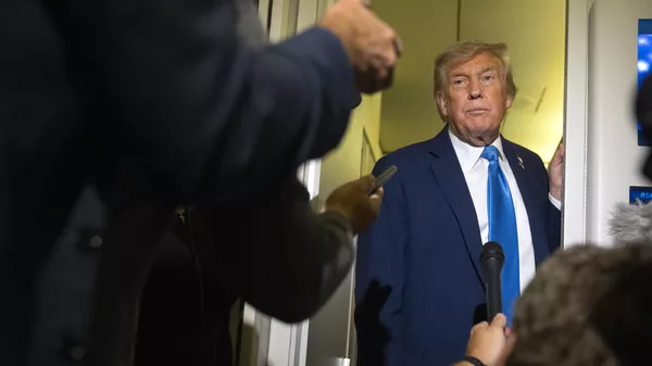Donald Trump, presidente dos EUA, fala com repórteres a bordo do Air Force One, avião da Casa Branca, a caminho de Calgary, Canadá. Base aérea Andrews, Maryland, EUA, 16 de junho de 2025 - Sputnik Brasil