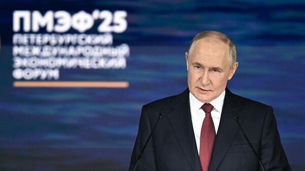 Vladimir Putin na sessão plenária do Fórum Econômico Internacional de São Petersburgo - Sputnik Brasil
