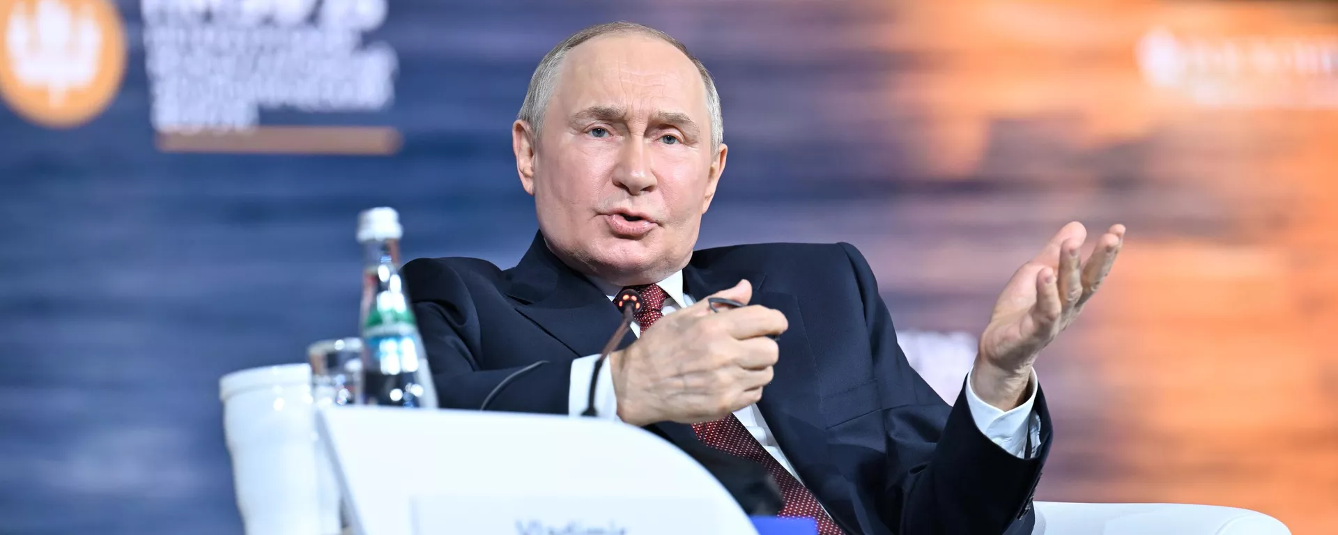 Presidente da Rússia, Vladimir Putin na sessão plenária de encerramento do Fórum Econômico Internacional de São Petersburgo (SPIEF, na sigla em inglês), em 20 de junho de 2025 - Sputnik Brasil, 1920, 20.06.2025