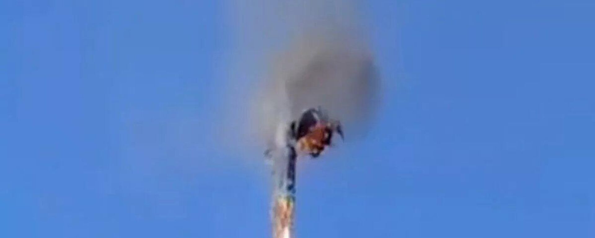 Estrutura do balão despenca em Praia Grande, em Santa Catarina, após ser consumida pelas chamas. Brasil, 21 de junho de 2025 - Sputnik Brasil, 1920, 21.06.2025