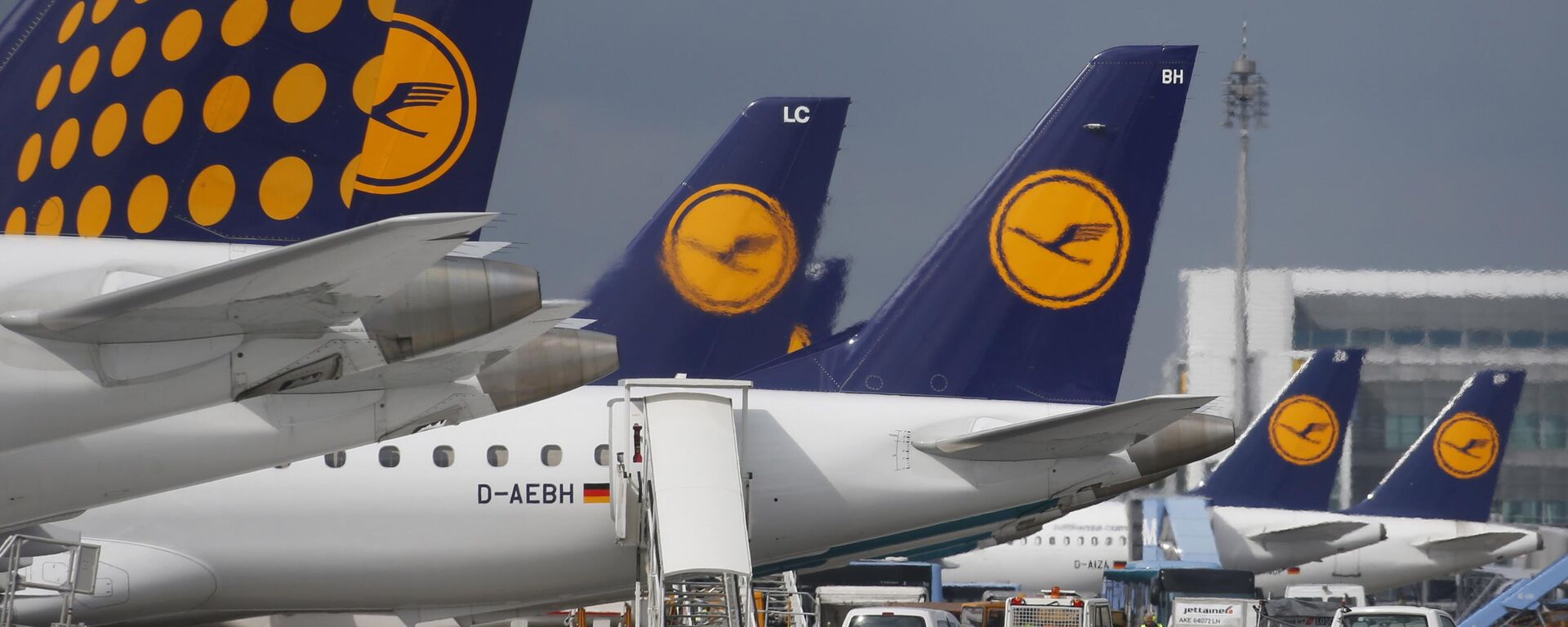 Aviões da Lufthansa estacionados no aeroporto internacional de Munique, no sul da Alemanha. A companhia aérea alemã Lufthansa está encomendando 34 novos aeronaves da Boeing e 25 da rival europeia Airbus, para atualizar sua frota de longa distância e torná-la mais eficiente em termos de combustível e custos mais baixos, 26 de agosto de 2013 - Sputnik Brasil, 1920, 22.06.2025