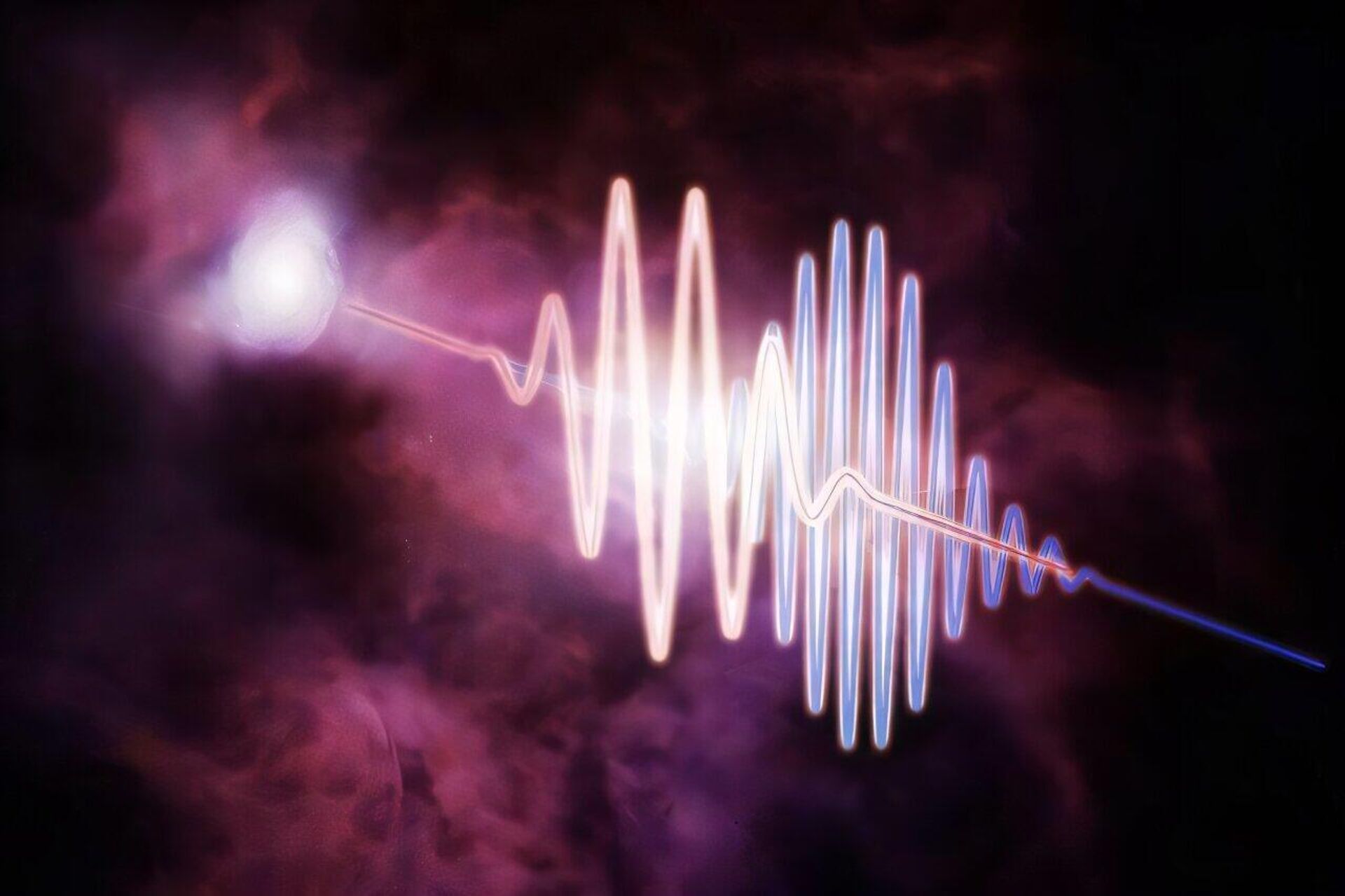 Concepção artística retrata explosões rápidas de rádio (FRBs, na sigla em inglês) em sua jornada através da névoa entre galáxias, conhecida como meio intergaláctico. Comprimentos de onda longos, mostrados em vermelho, são desacelerados em comparação com comprimentos de onda mais curtos e azuis, permitindo aos astrônomos pesar a matéria comum, que de outra forma seria invisível Concepção artística retrata explosões rápidas de rádio (FRBs, na sigla em inglês) em sua jornada através da névoa entre galáxias, conhecida como meio intergaláctico. Comprimentos de onda longos, mostrados em vermelho, são desacelerados em comparação com comprimentos de onda mais curtos e azuis, permitindo aos astrônomos pesar a matéria comum, que de outra forma seria invisível