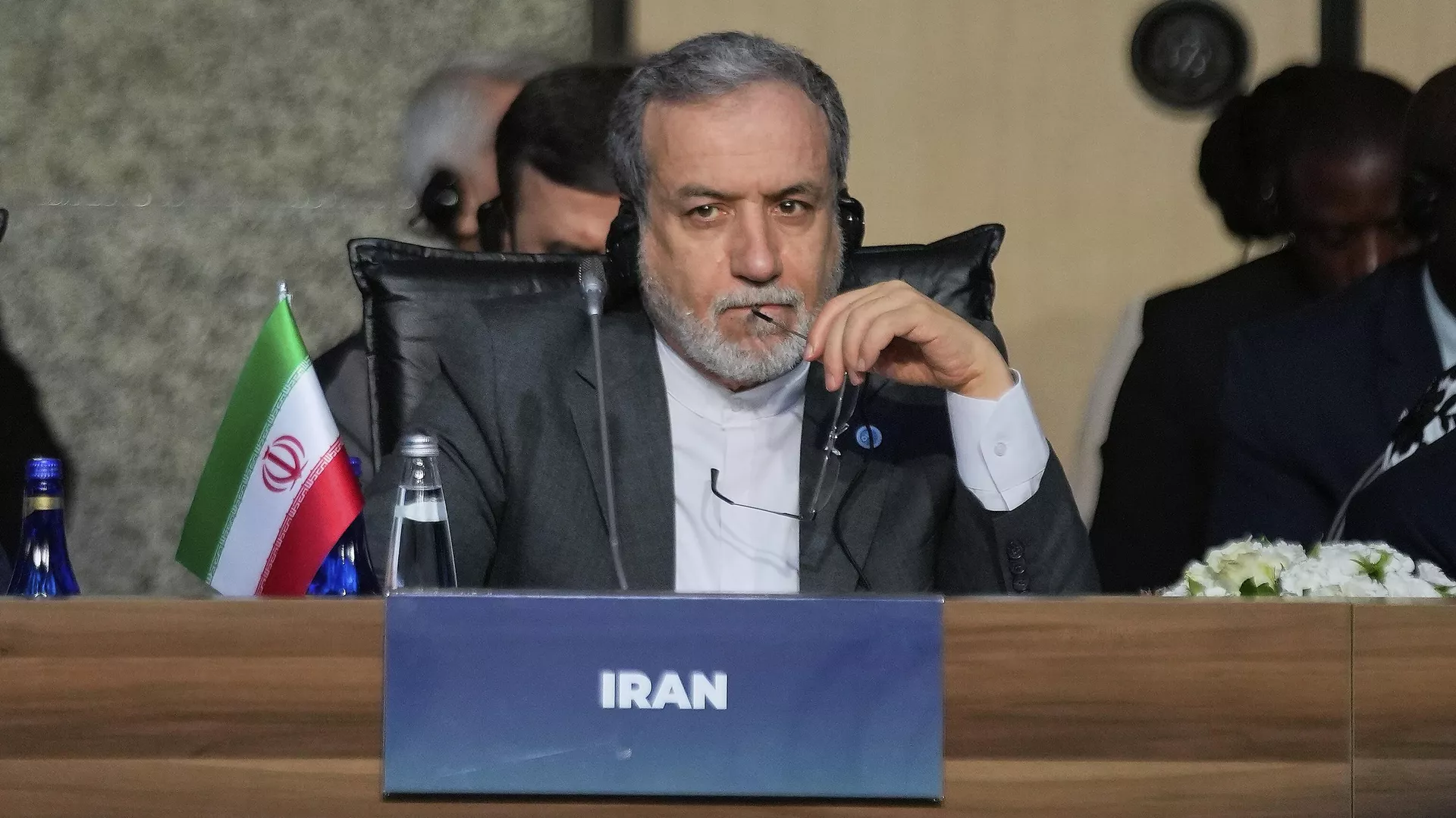 O ministro das Relações Exteriores iraniano, Abbas Araghchi, ouve discursos enquanto participa da reunião do Conselho de Ministros das Relações Exteriores da Organização de Cooperação Islâmica, em Istambul, Turquia, 21 de junho de 2025 - Sputnik Brasil, 1920, 20.05.2026