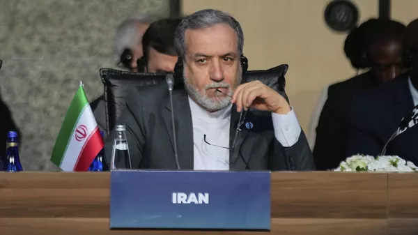 O ministro das Relações Exteriores iraniano, Abbas Araghchi, ouve discursos enquanto participa da reunião do Conselho de Ministros das Relações Exteriores da Organização de Cooperação Islâmica, em Istambul, Turquia, 21 de junho de 2025 - Sputnik Brasil