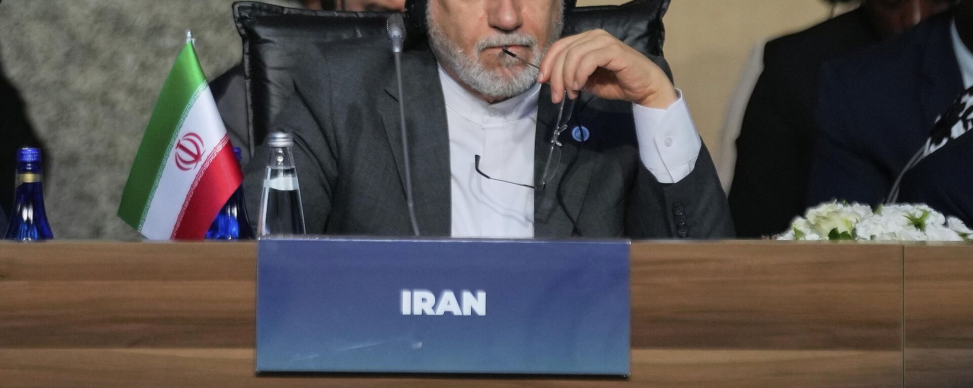 O ministro das Relações Exteriores iraniano, Abbas Araghchi, ouve discursos enquanto participa da reunião do Conselho de Ministros das Relações Exteriores da Organização de Cooperação Islâmica, em Istambul, Turquia, 21 de junho de 2025 - Sputnik Brasil, 1920, 22.06.2025