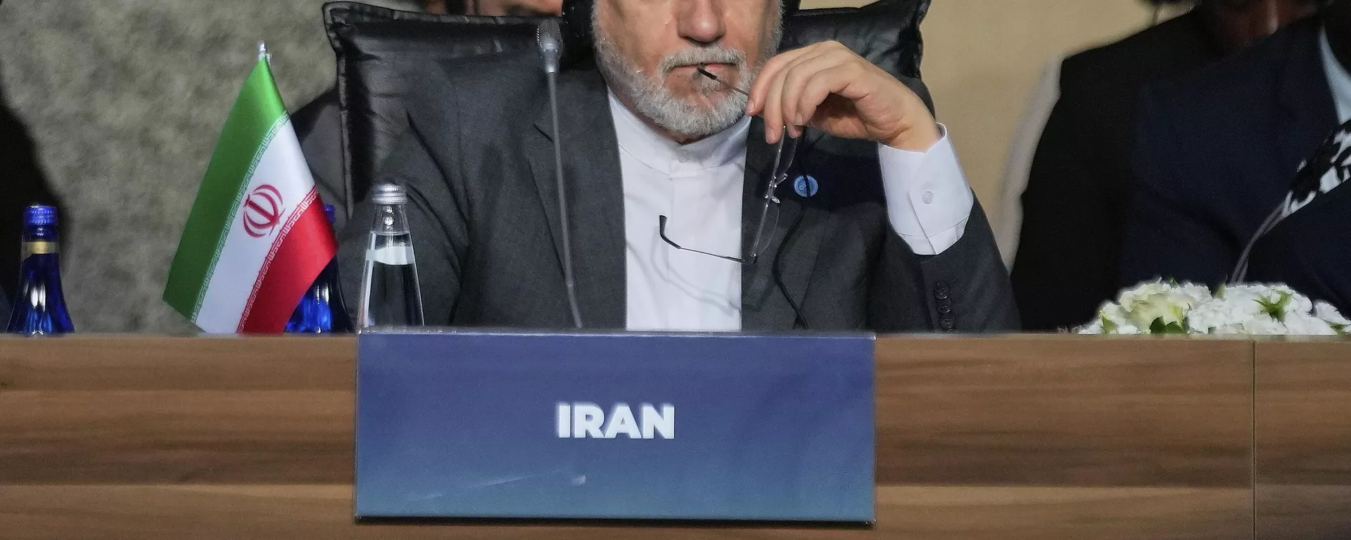 O ministro das Relações Exteriores iraniano, Abbas Araghchi, ouve discursos enquanto participa da reunião do Conselho de Ministros das Relações Exteriores da Organização de Cooperação Islâmica, em Istambul, Turquia, 21 de junho de 2025 - Sputnik Brasil, 1920, 22.06.2025