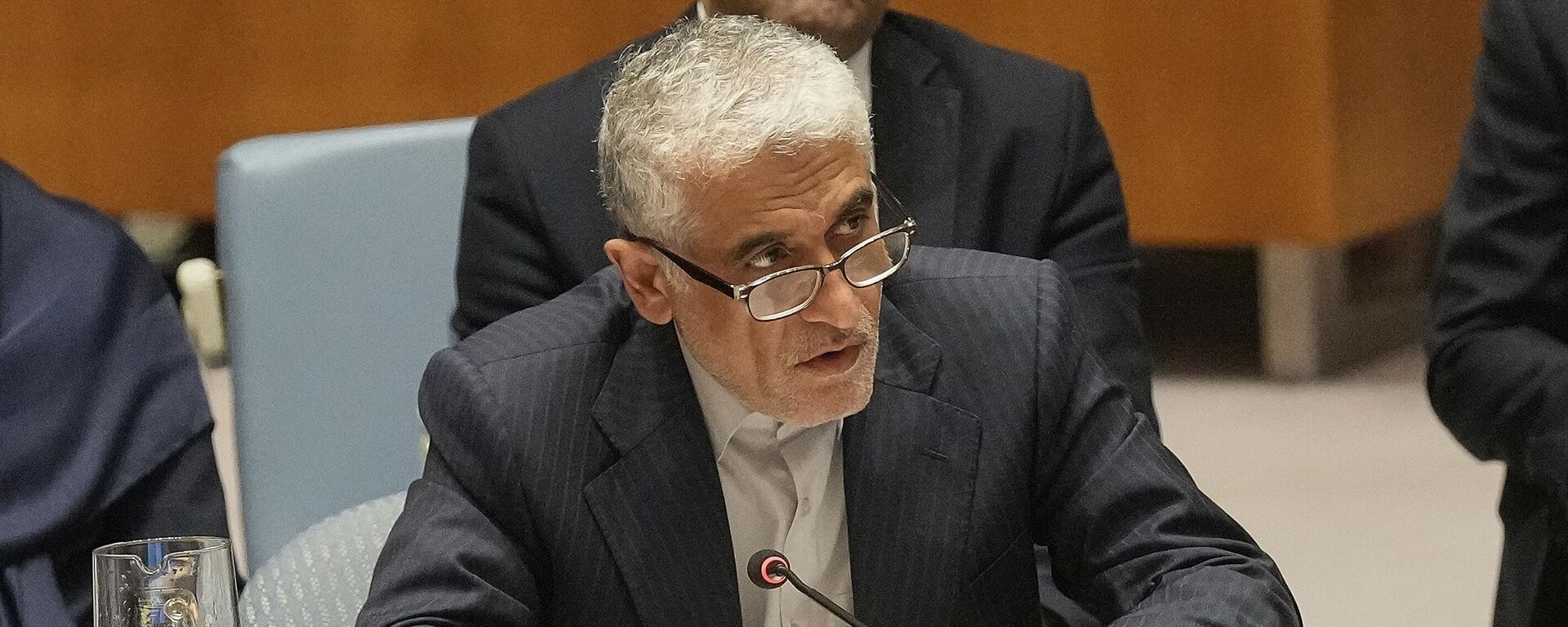 O embaixador do Irã na ONU, Amir Saeid Iravani, discursa em uma reunião do Conselho de Segurança das Nações Unidas, em 20 de junho de 2025. - Sputnik Brasil, 1920, 28.09.2025