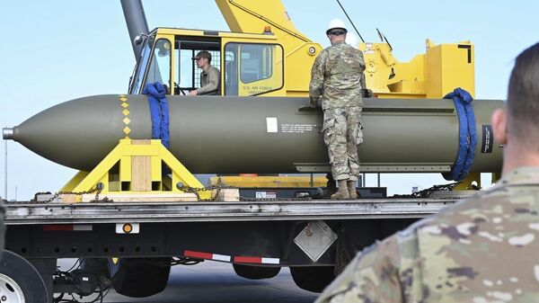Ãviadores observam uma GBU-57, ou bomba penetradora de artilharia massiva, na Base Aérea de Whiteman, no Missouri em foto divulgada pela Força Aérea dos EUA em 2 de maio de 2023 - Sputnik Brasil