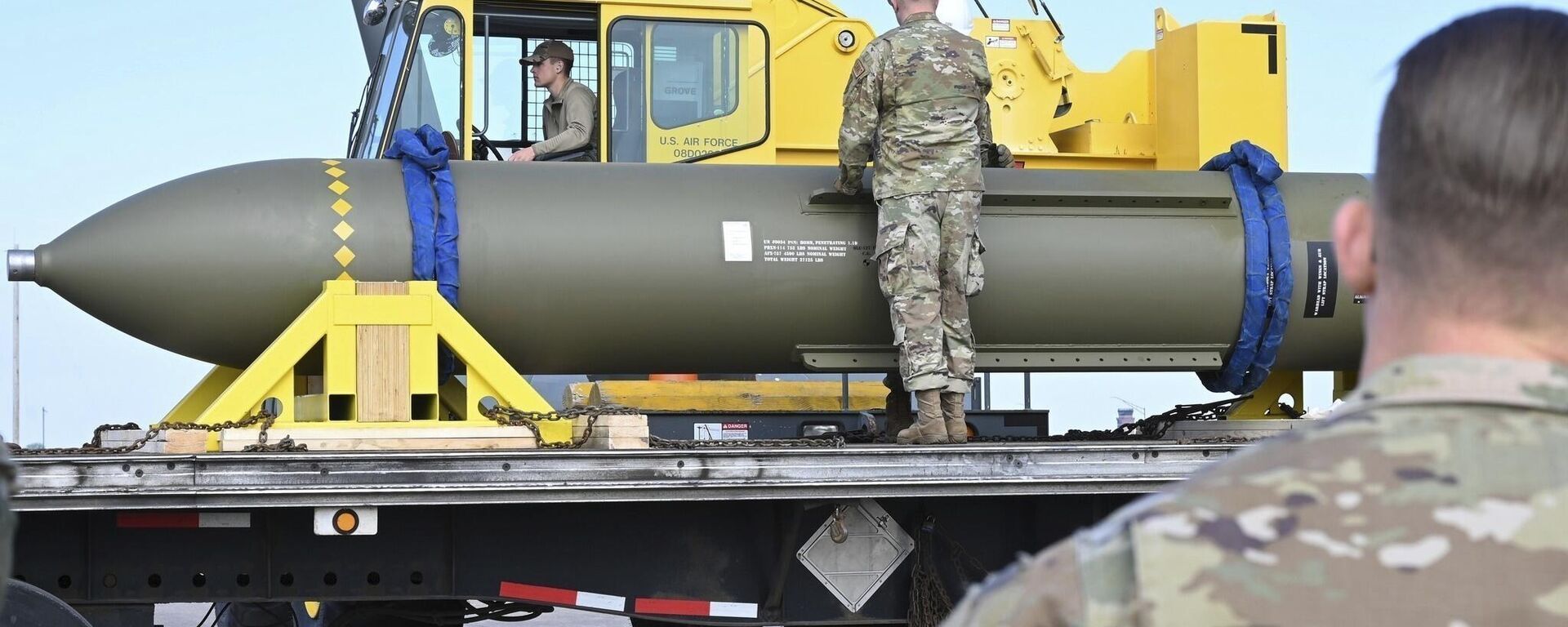 Aviadores observam uma GBU-57, ou bomba penetradora de artilharia massiva, na Base Aérea de Whiteman, no Missouri em foto divulgada pela Força Aérea dos EUA em 2 de maio de 2023 - Sputnik Brasil, 1920, 23.06.2025