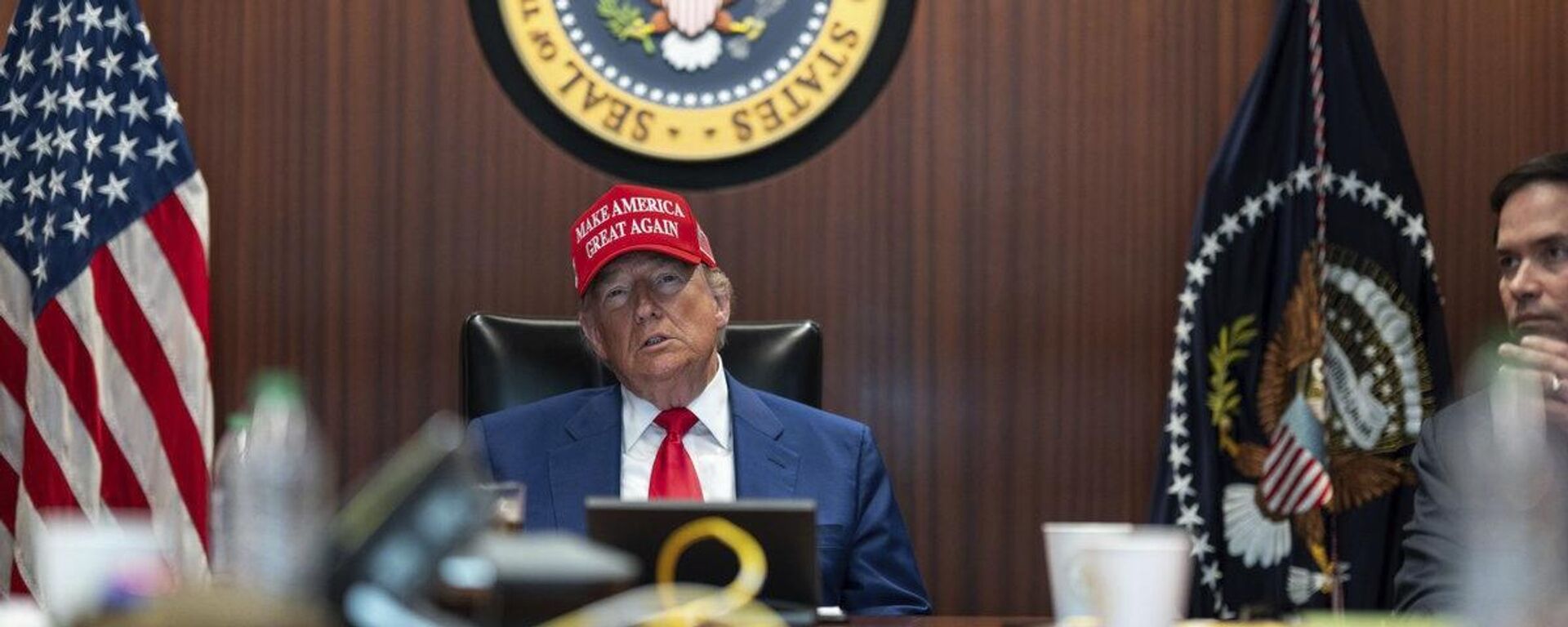 O presidente Donald Trump e o secretário de Estado Marco Rubio, à direita, sentam-se na Sala de Situação, na Casa Branca. Washington, D.C., 21 de junho de 2025 - Sputnik Brasil, 1920, 09.07.2025
