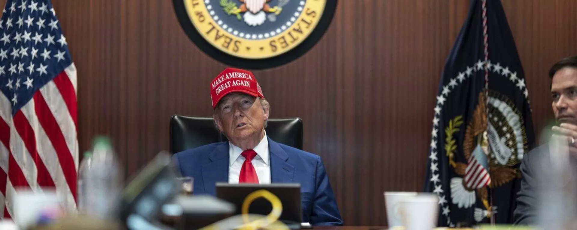 Donald Trump com assessores na Sala de Situação da Casa Branca, enquanto bombas caem sobre o Irã. Washington, D.C., julho de 2025 - Sputnik Brasil, 1920, 23.06.2025