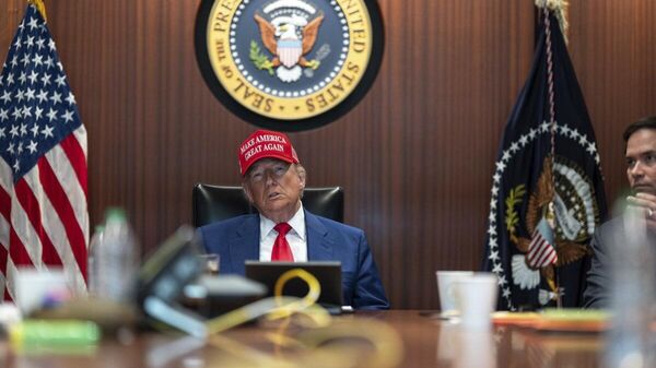 Donald Trump com assessores na Sala de Situação da Casa Branca, enquanto bombas caem sobre o Irã. Washington, D.C., julho de 2025 - Sputnik Brasil