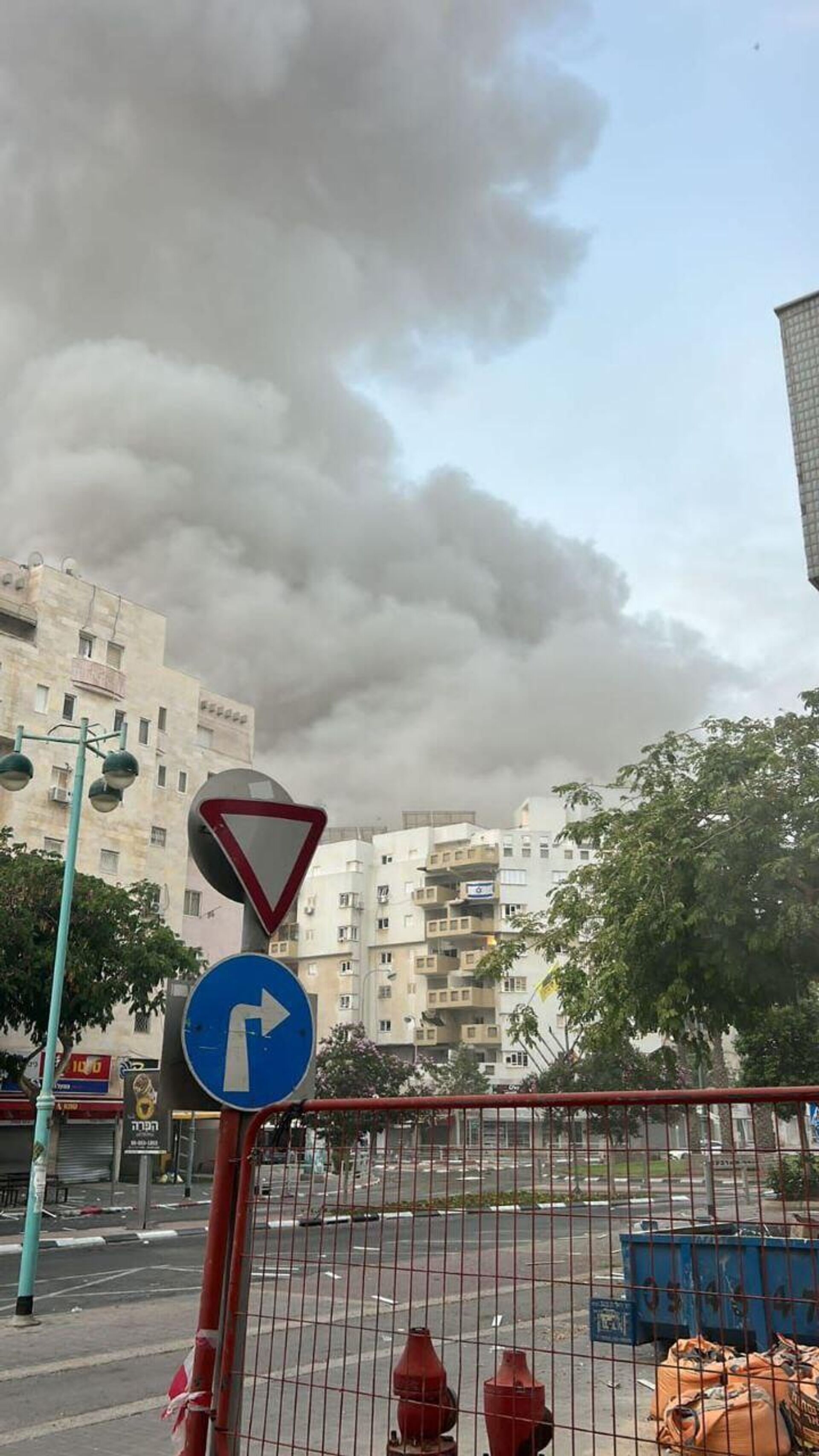 Segundo a mídia israelense, a defesa aérea de Israel trabalhou para interceptar ataques em Tel Aviv, mas um dos mísseis iranianos caiu em Bersheeba Segundo a mídia israelense, a defesa aérea de Israel trabalhou para interceptar ataques em Tel Aviv, mas um dos mísseis iranianos caiu em Bersheeba