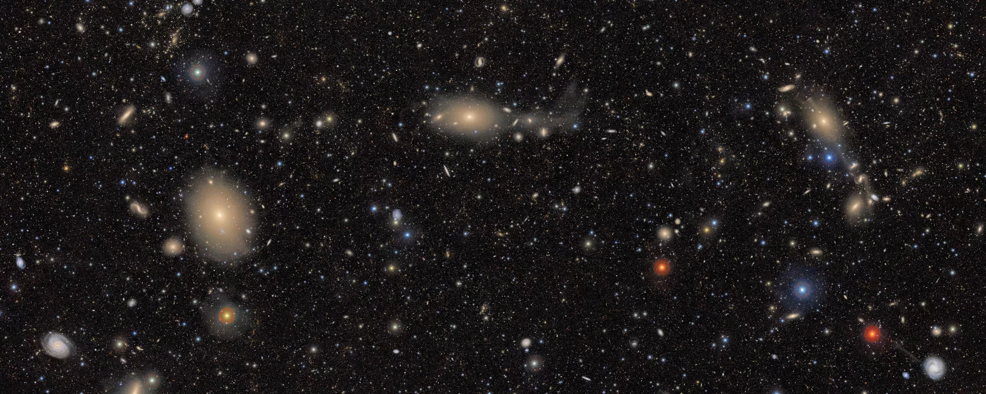 Esta imagem, uma das primeiras divulgadas pelo Observatório Rubin, expõe um Universo repleto de estrelas e galáxias — transformando bolsões de espaço aparentemente vazios e negros como tinta em tapeçarias brilhantes pela primeira vez. É possível observar uma variedade impressionante de objetos — de estrelas brilhantes que variam do azul ao vermelho, a galáxias espirais azuis próximas, a grupos de galáxias vermelhas distantes — demonstrando o potencial de processamento de Rubin - Sputnik Brasil, 1920, 18.08.2025