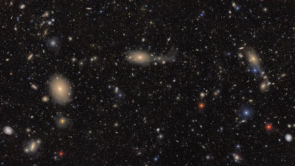 Esta imagem, uma das primeiras divulgadas pelo Observatório Rubin, expõe um Universo repleto de estrelas e galáxias — transformando bolsões de espaço aparentemente vazios e negros como tinta em tapeçarias brilhantes pela primeira vez. É possível observar uma variedade impressionante de objetos — de estrelas brilhantes que variam do azul ao vermelho, a galáxias espirais azuis próximas, a grupos de galáxias vermelhas distantes — demonstrando o potencial de processamento de Rubin - Sputnik Brasil