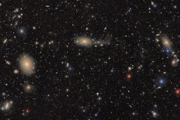 Esta imagem, uma das primeiras divulgadas pelo Observatório Rubin, expõe um Universo repleto de estrelas e galáxias — transformando bolsões de espaço aparentemente vazios e negros como tinta em tapeçarias brilhantes pela primeira vez. É possível observar uma variedade impressionante de objetos — de estrelas brilhantes que variam do azul ao vermelho, a galáxias espirais azuis próximas, a grupos de galáxias vermelhas distantes — demonstrando o potencial de processamento de Rubin Esta imagem, uma das primeiras divulgadas pelo Observatório Rubin, expõe um Universo repleto de estrelas e galáxias — transformando bolsões de espaço aparentemente vazios e negros como tinta em tapeçarias brilhantes pela primeira vez. É possível observar uma variedade impressionante de objetos — de estrelas brilhantes que variam do azul ao vermelho, a galáxias espirais azuis próximas, a grupos de galáxias vermelhas distantes — demonstrando o potencial de processamento de Rubin - Sputnik Brasil