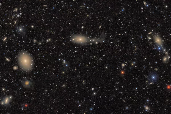 Esta imagem, uma das primeiras divulgadas pelo Observatório Rubin, expõe um Universo repleto de estrelas e galáxias — transformando bolsões de espaço aparentemente vazios e negros como tinta em tapeçarias brilhantes pela primeira vez. É possível observar uma variedade impressionante de objetos — de estrelas brilhantes que variam do azul ao vermelho, a galáxias espirais azuis próximas, a grupos de galáxias vermelhas distantes — demonstrando o potencial de processamento de Rubin - Sputnik Brasil