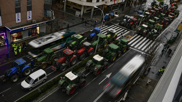 Agricultores com seus tratores participam de um protesto em Pamplona, ​​norte da Espanha, 8 de fevereiro de 2024 - Sputnik Brasil