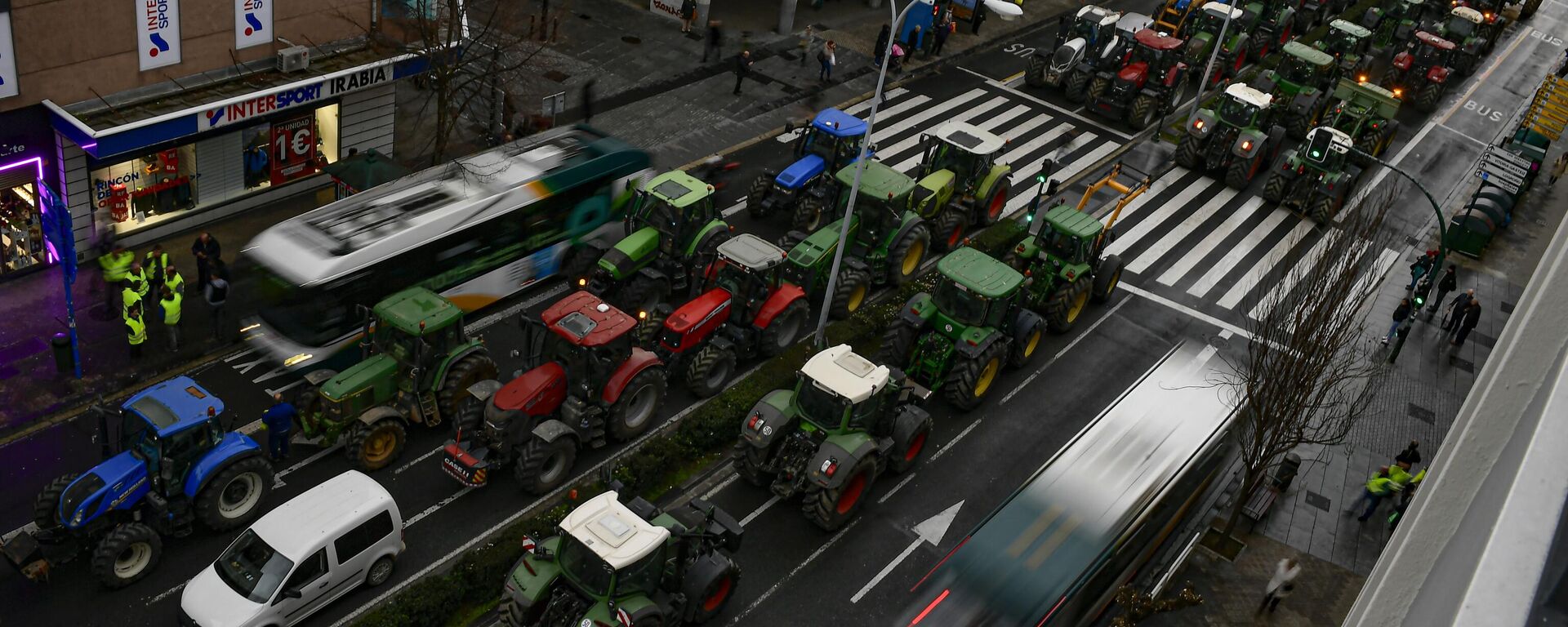 Agricultores com seus tratores participam de um protesto em Pamplona, ​​norte da Espanha, 8 de fevereiro de 2024 - Sputnik Brasil, 1920, 24.06.2025